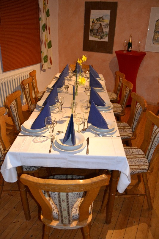 Ein eingedeckter Tisch für Gäste Ein eingedeckter Tisch für Gäste